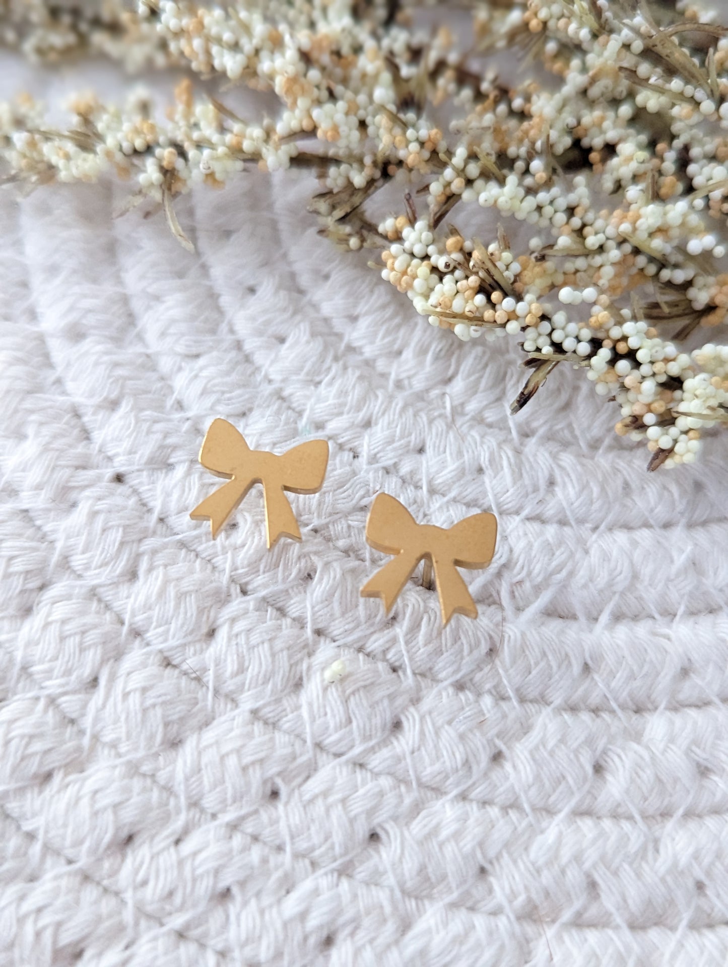 Boucles d'oreilles boucle // cute bow stud earrings // stainless steel earrings // minimalist jewelry // (bo-1758)