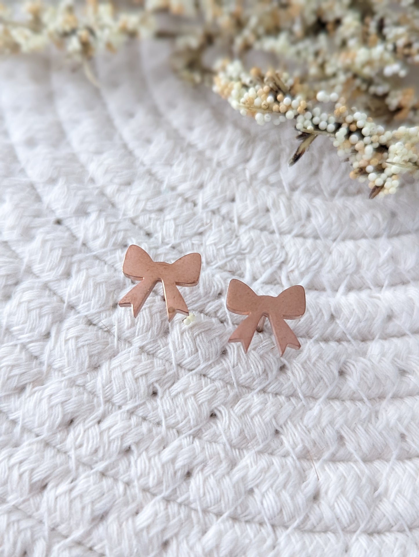 Boucles d'oreilles boucle // cute bow stud earrings // stainless steel earrings // minimalist jewelry // (bo-1758)