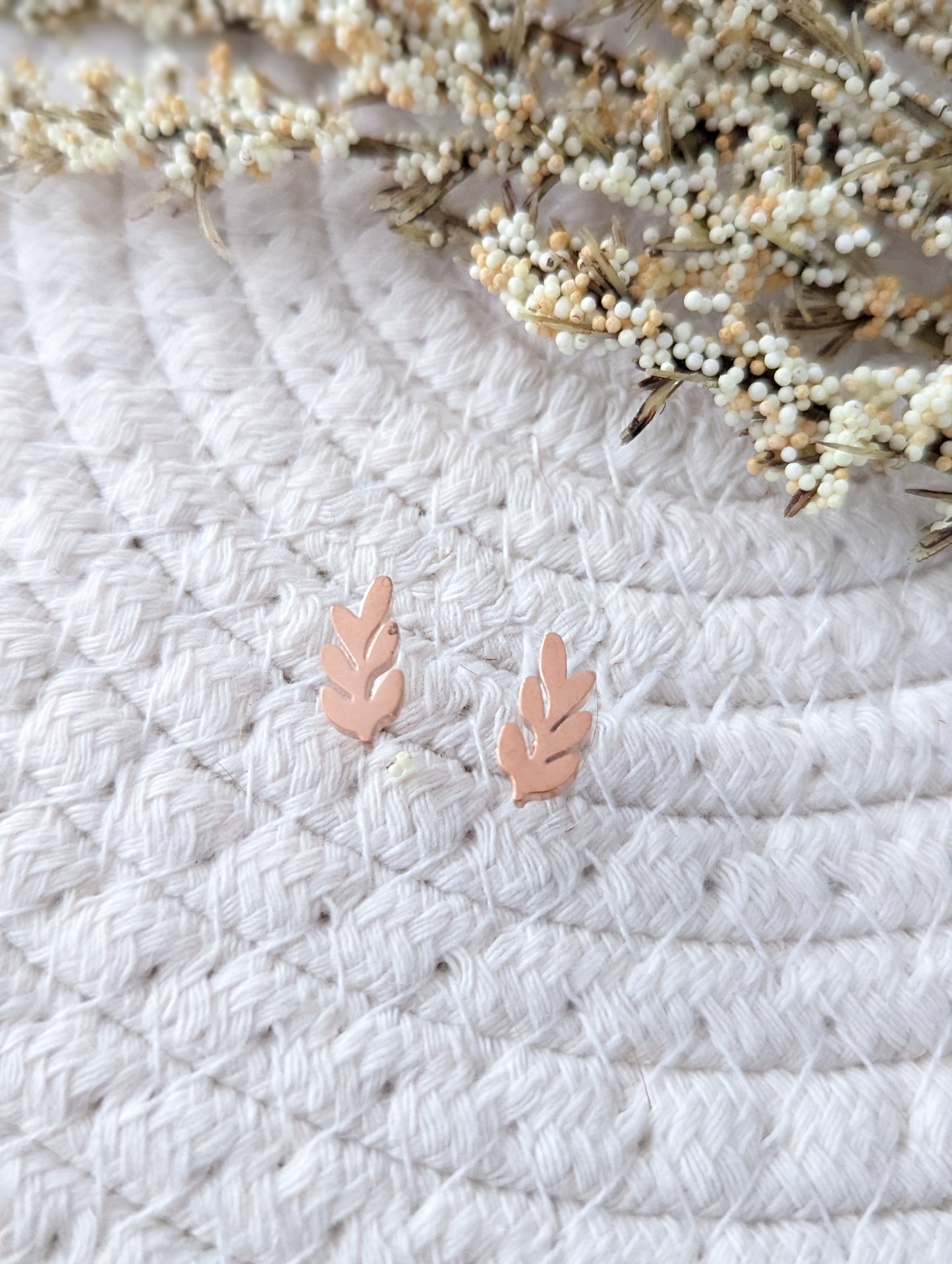 Boucles d'oreilles feuille // leaf stud earrings // stainless steel earrings // minimalist jewelry // (bo-1757)