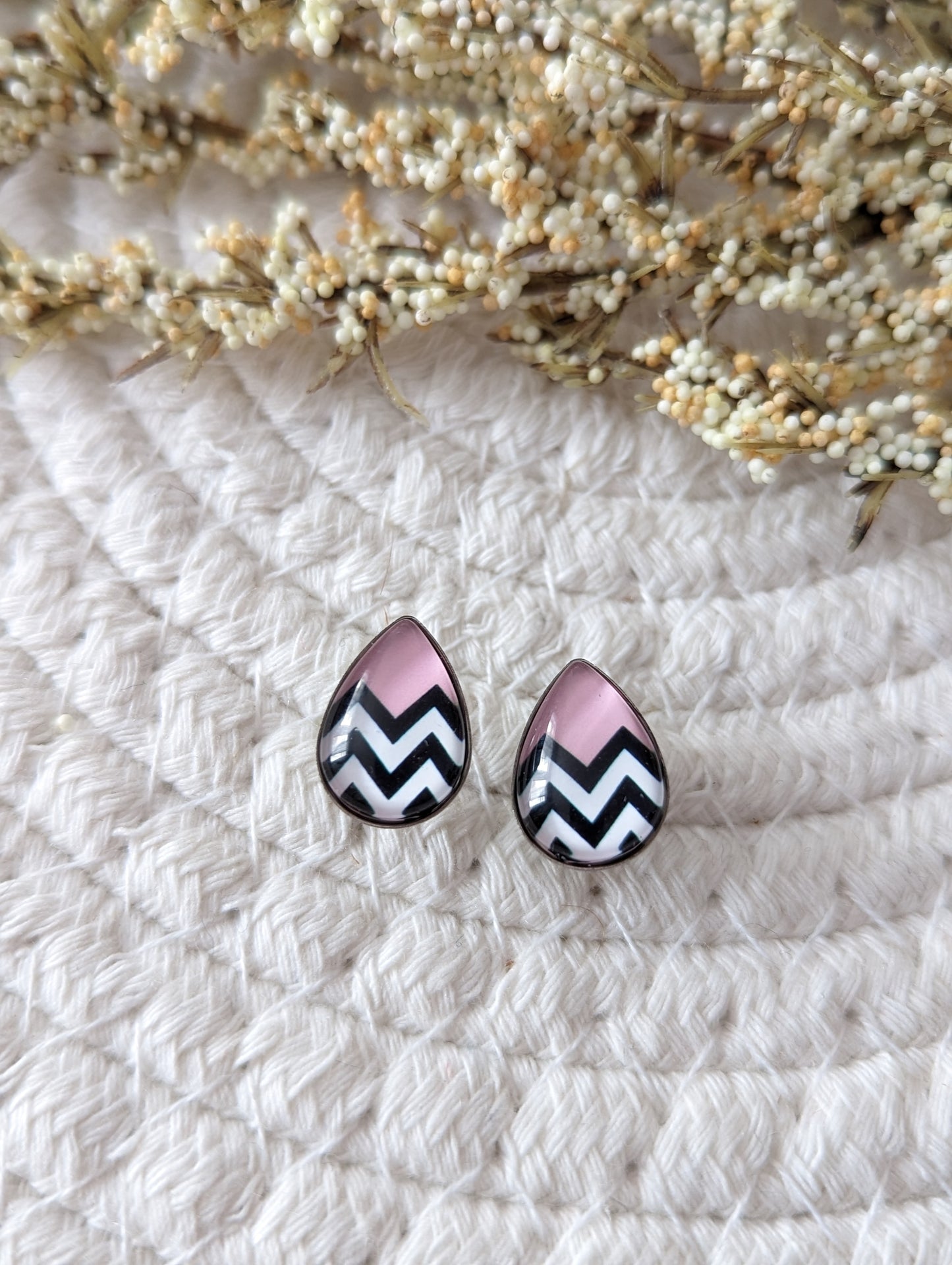 Petites merveilles rose motif chevron noir et blanc // pink black and white chevron teardrop earrings // Goutte d'eau // fait au quebec (BO-1795-G)