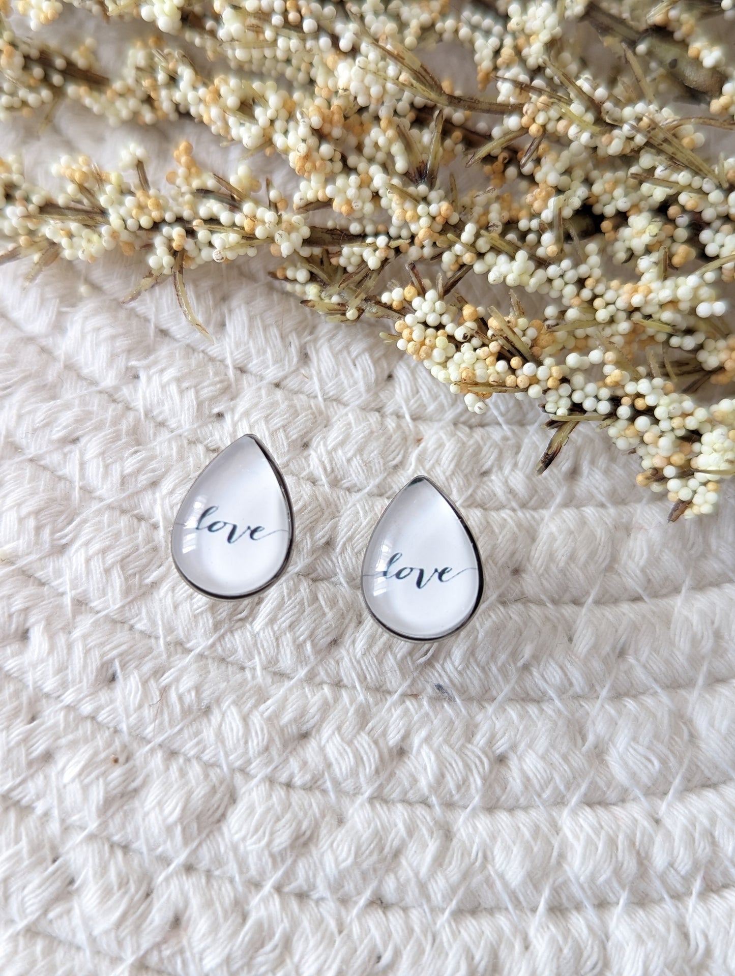 Petites merveilles love // love teardrop earrings // Goutte d'eau // fait au quebec (BO-1793-G)