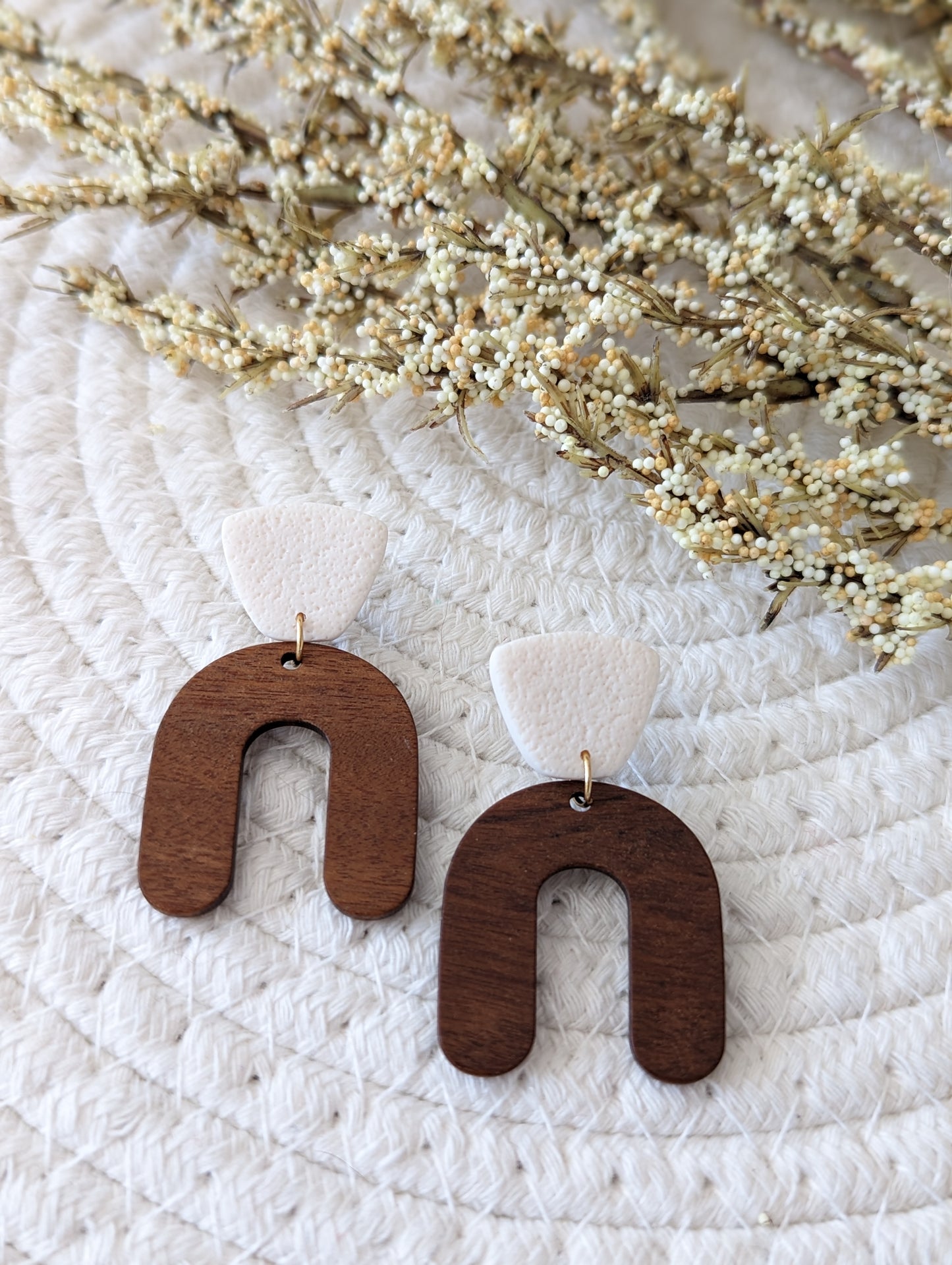 Boucles d'oreilles stud argile et arche en bois (BO-1806)