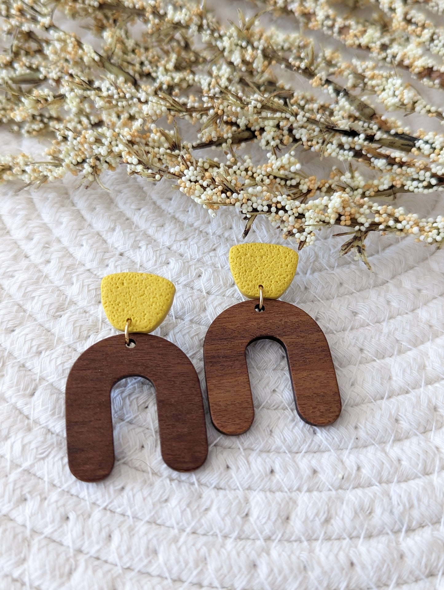 Boucles d'oreilles stud argile et arche en bois (BO-1806)
