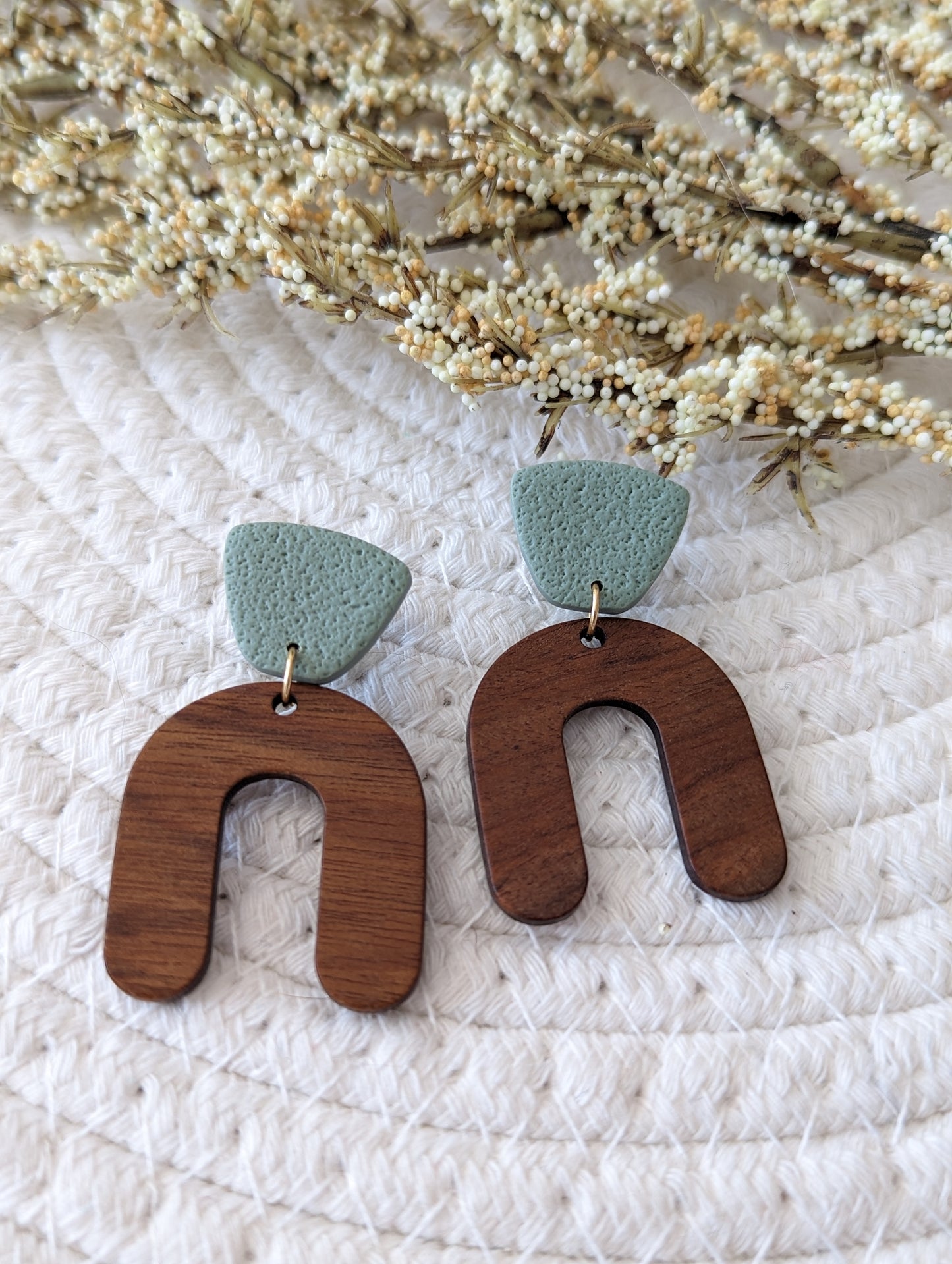 Boucles d'oreilles stud argile et arche en bois (BO-1806)