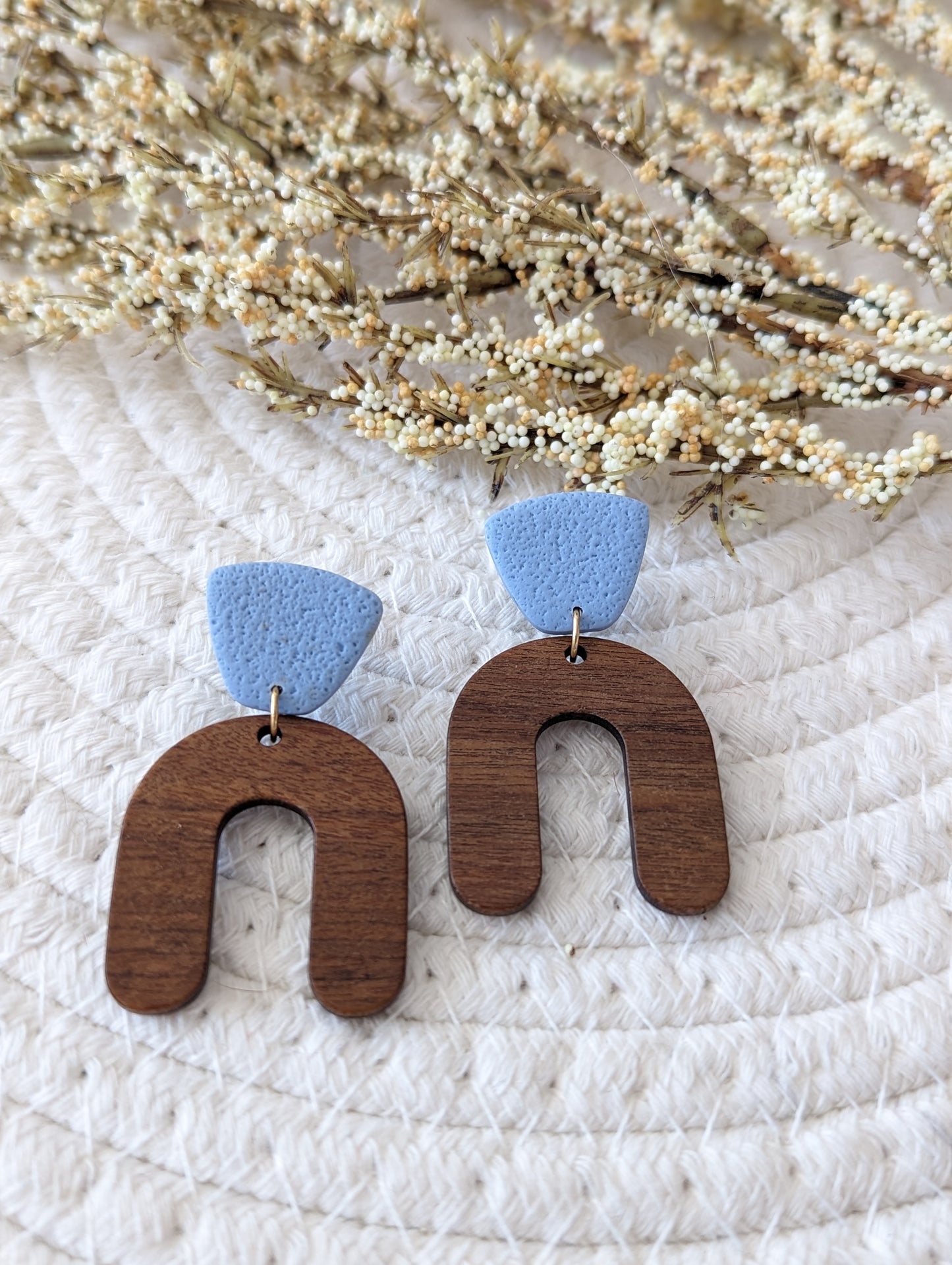 Boucles d'oreilles stud argile et arche en bois (BO-1806)