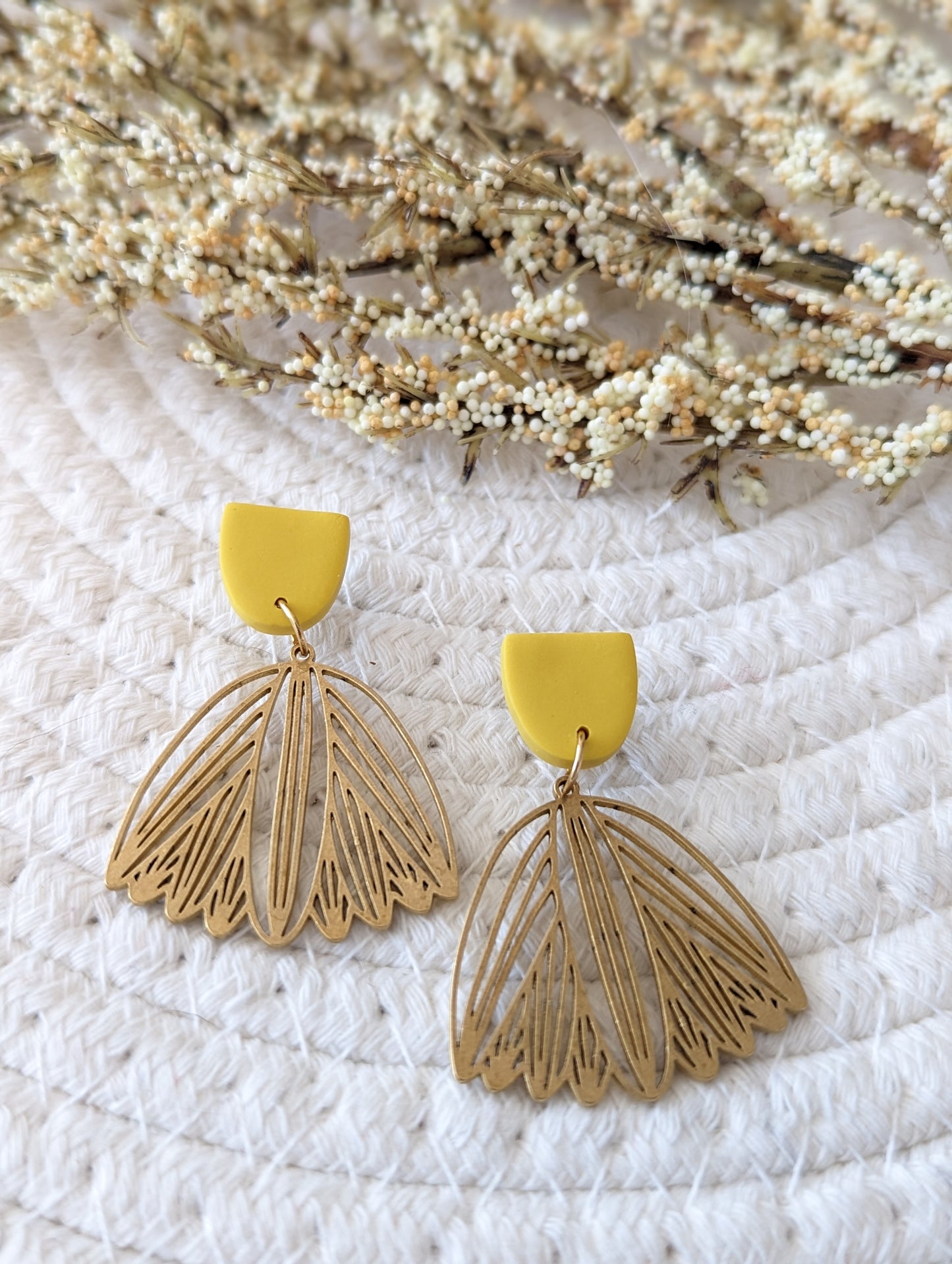 Boucles d'oreilles stud argile et pendentif fleur laiton (bo-1768)