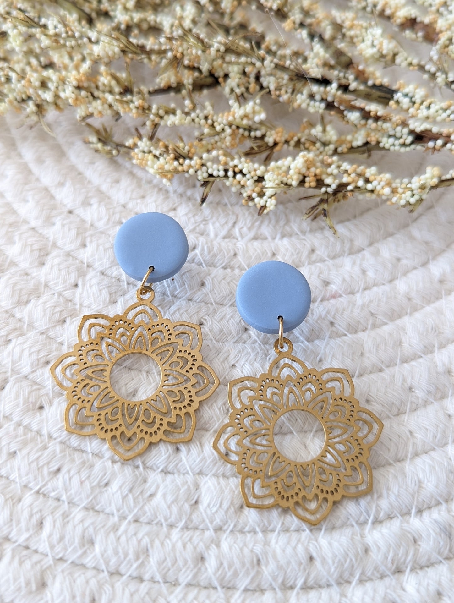 Stud en argile et pendentif mandala en laiton ( BO-1808)