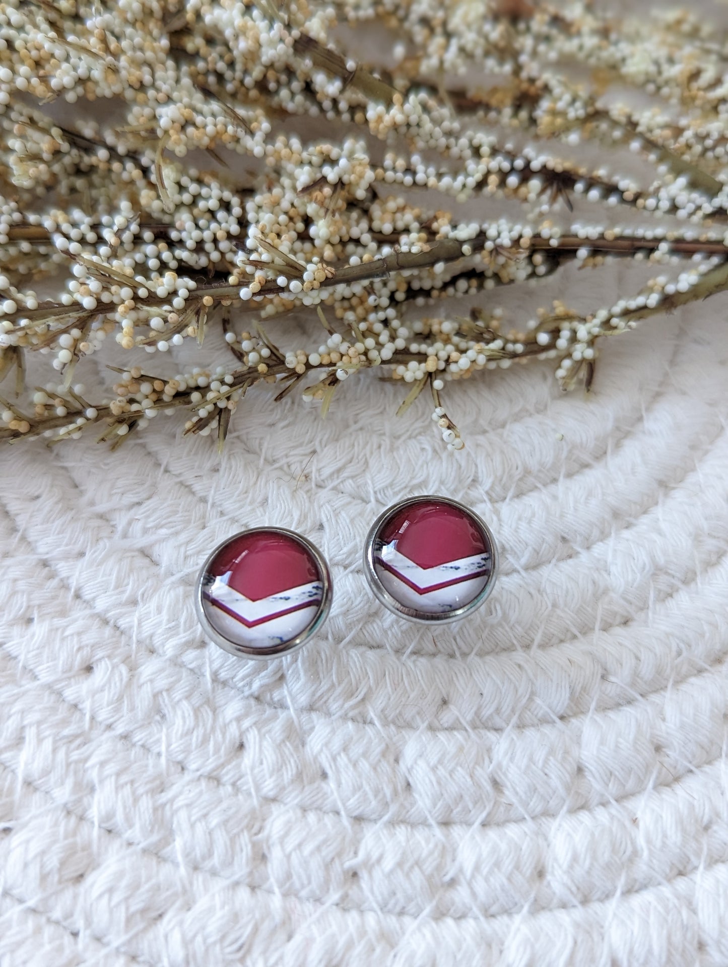 Petites merveilles chevron rouge // red chervron earrings // cute glass cabochon (BO-1561)
