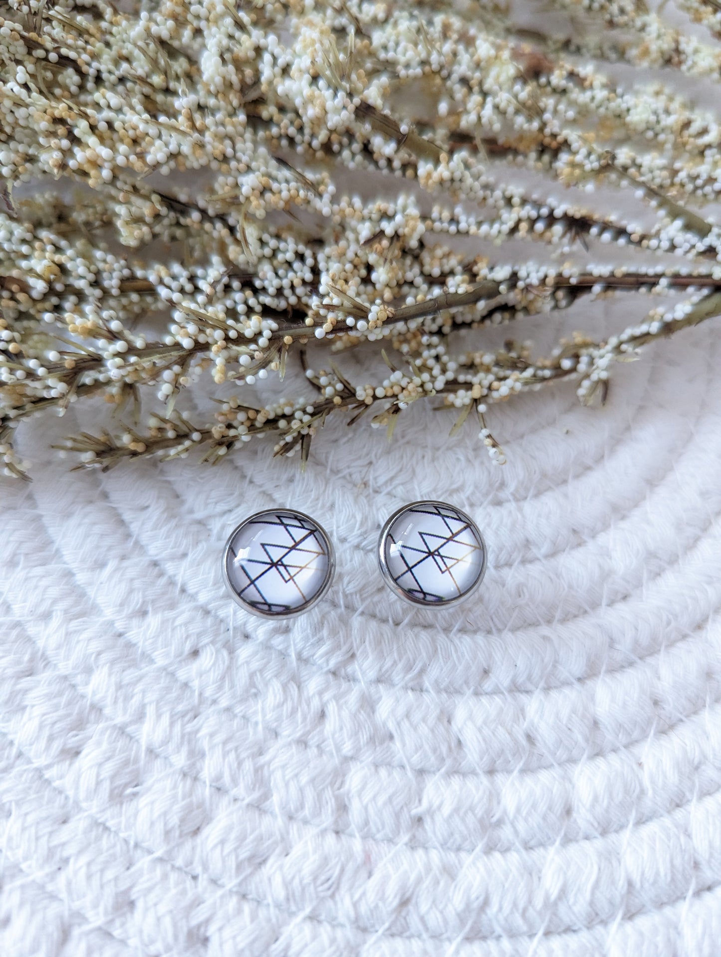 Petites merveilles geometrique // white triangle gold // geometric stud earrings // cute glass cabochon (BO-1531)