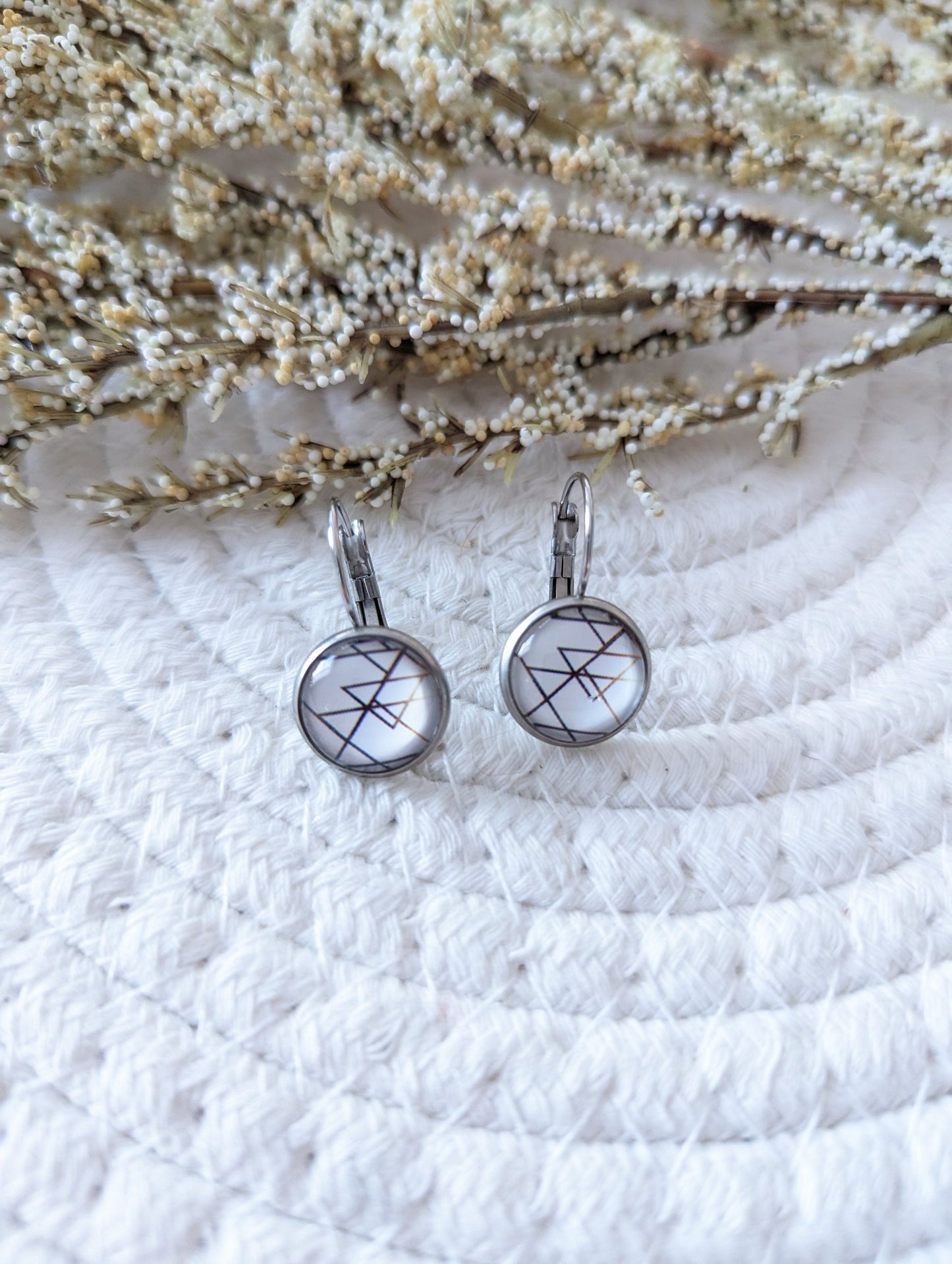 Petites merveilles geometrique // white triangle gold // geometric stud earrings // cute glass cabochon (BO-1531)