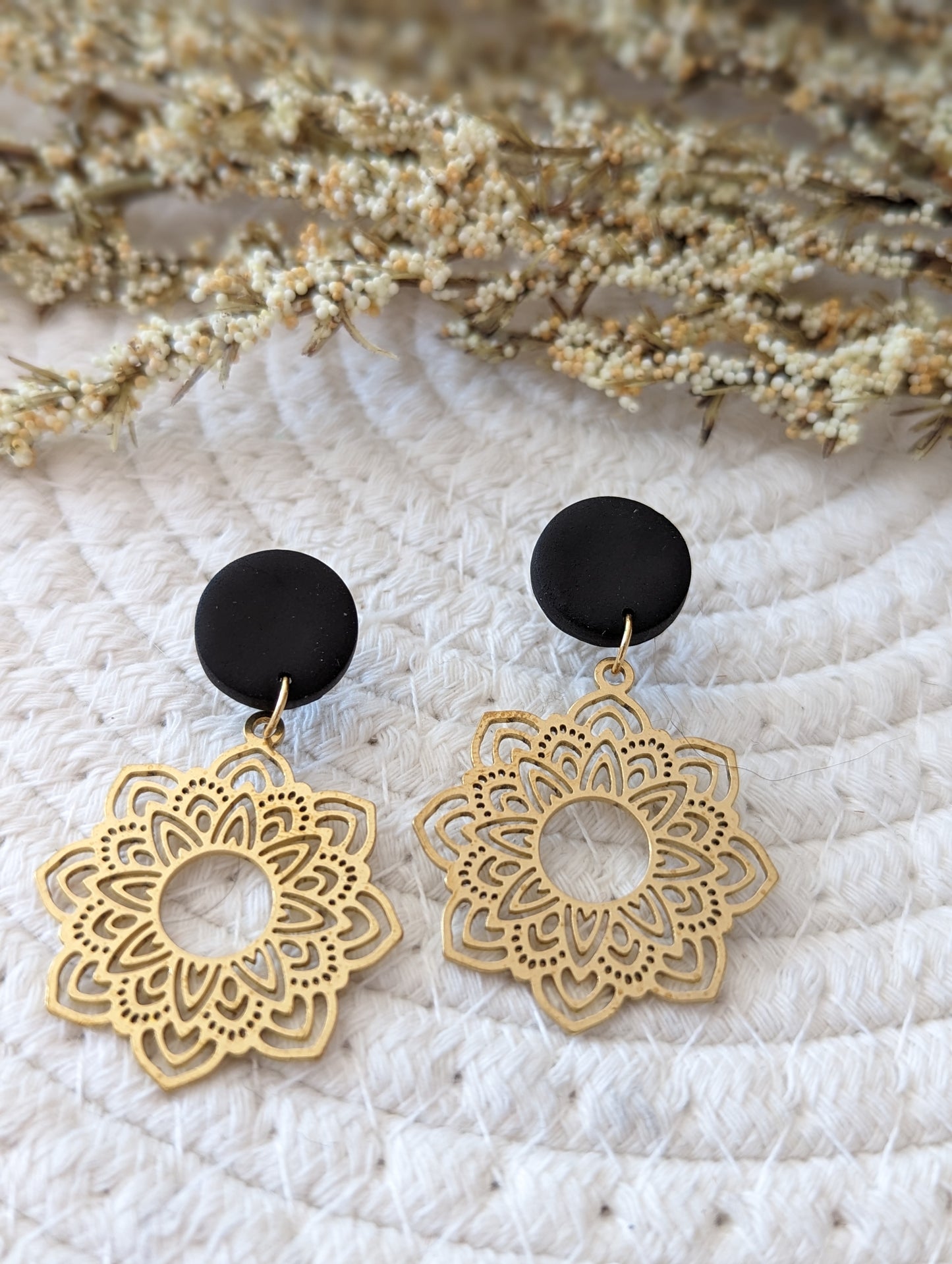 Stud en argile et pendentif mandala en laiton ( BO-1808)