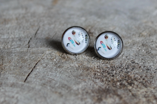 Petites merveilles plume // feather glass cabochon earrings (BO-1327)