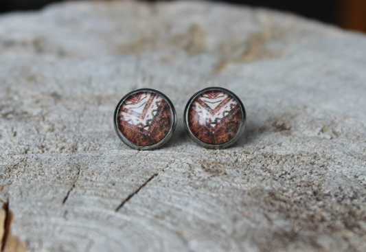 Petites merveilles dentelle bois // lace glass cabochon earrings // fait au quebec (BO-1226)