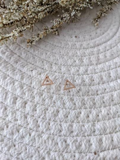 Boucles d'oreilles triangle // triangle stud earrings // stainless steel earrings // minimalist jewelry // (bo-1705)