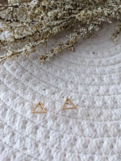 Boucles d'oreilles triangle // triangle stud earrings // stainless steel earrings // minimalist jewelry // (bo-1705)