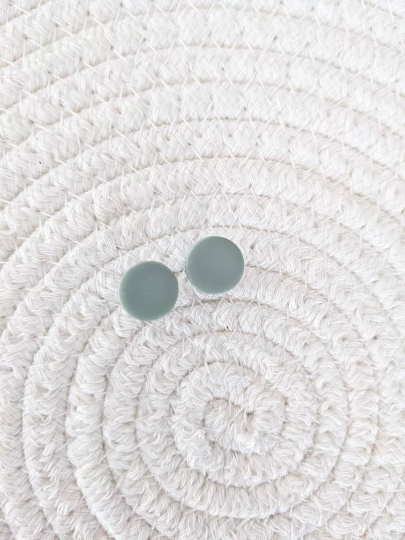 Clous d'oreilles en argile polymère rond unis // Clay stud // fait au Québec