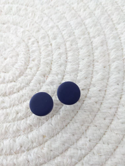 Clous d'oreilles en argile polymère rond unis // Clay stud // fait au Québec