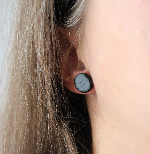 Clous d'oreilles en argile polymère avec rayure // Clay stud // fait au Québec