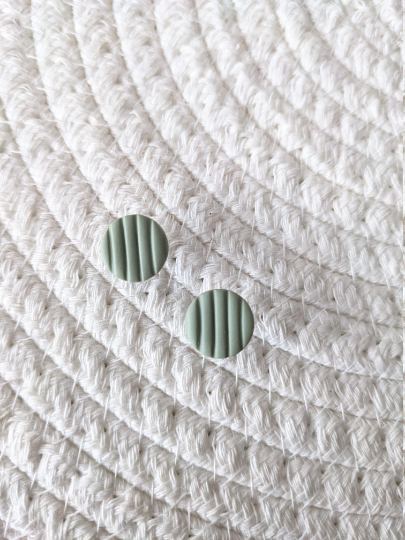 Clous d'oreilles en argile polymère avec rayure // Clay stud // fait au Québec
