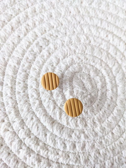 Clous d'oreilles en argile polymère avec rayure // Clay stud // fait au Québec