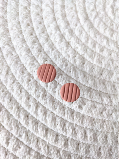Clous d'oreilles en argile polymère avec rayure // Clay stud // fait au Québec