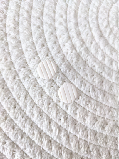 Clous d'oreilles en argile polymère avec rayure // Clay stud // fait au Québec