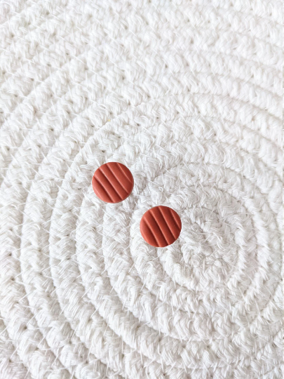 Clous d'oreilles en argile polymère avec rayure // Clay stud // fait au Québec