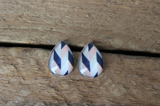 Petites merveilles geometrique // motif chevron // Goutte d'eau // teardrop studs earrings // fait au quebec (BO-1535-G)