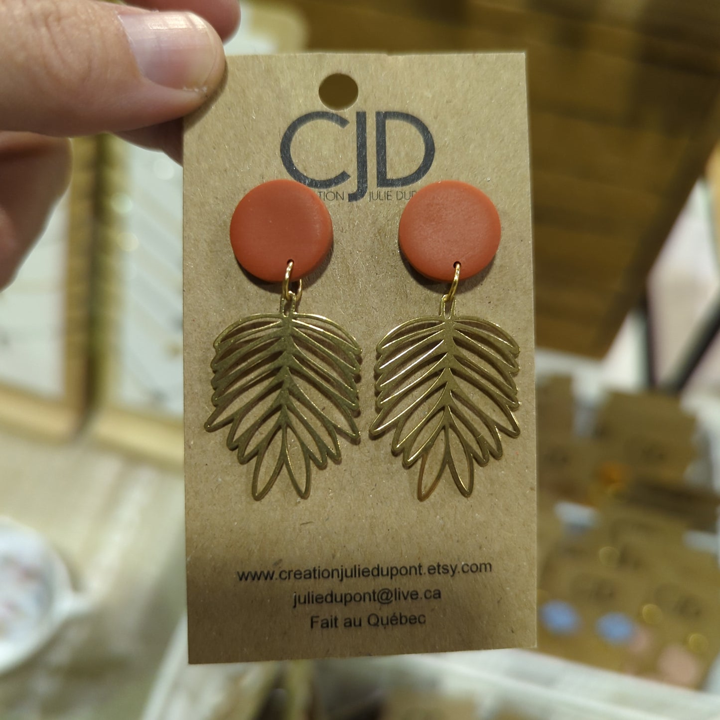 Boucles d'oreilles stud en argile polymère et pendentif feuille en laiton // clay stud and raw brass Leaf pendant (bo-1733)