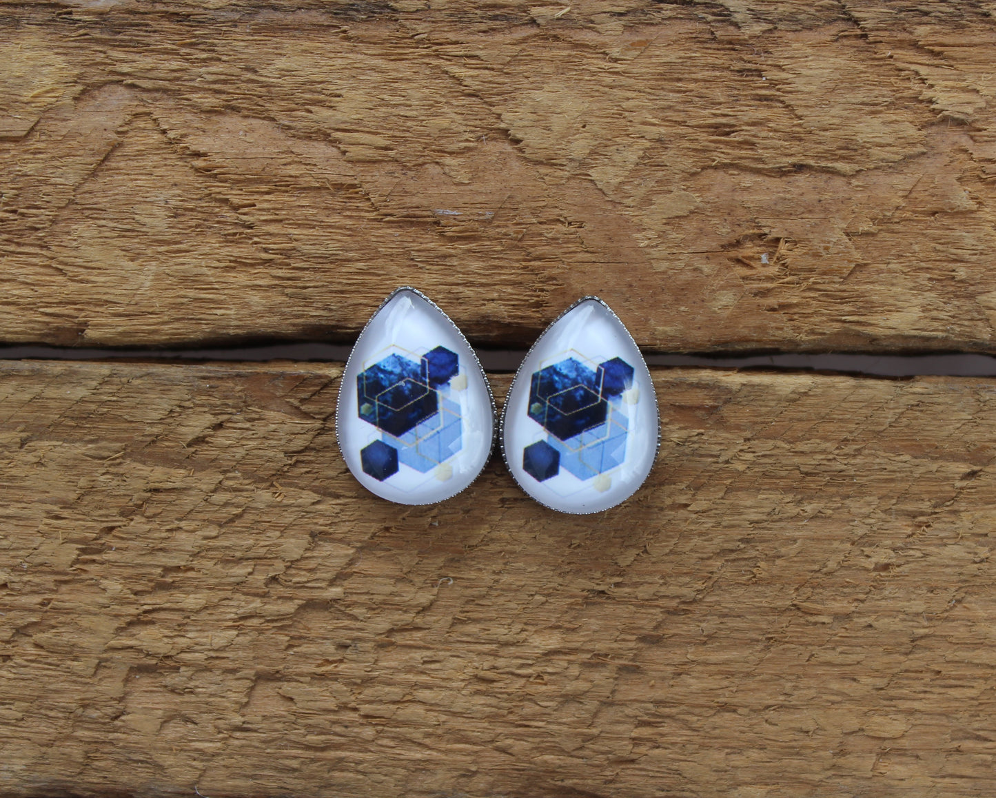 Petites merveilles hexagone bleu // blue hexagone teardrop earrings // geometric earrings // Goutte d'eau // fait au quebec (BO-1590-G)