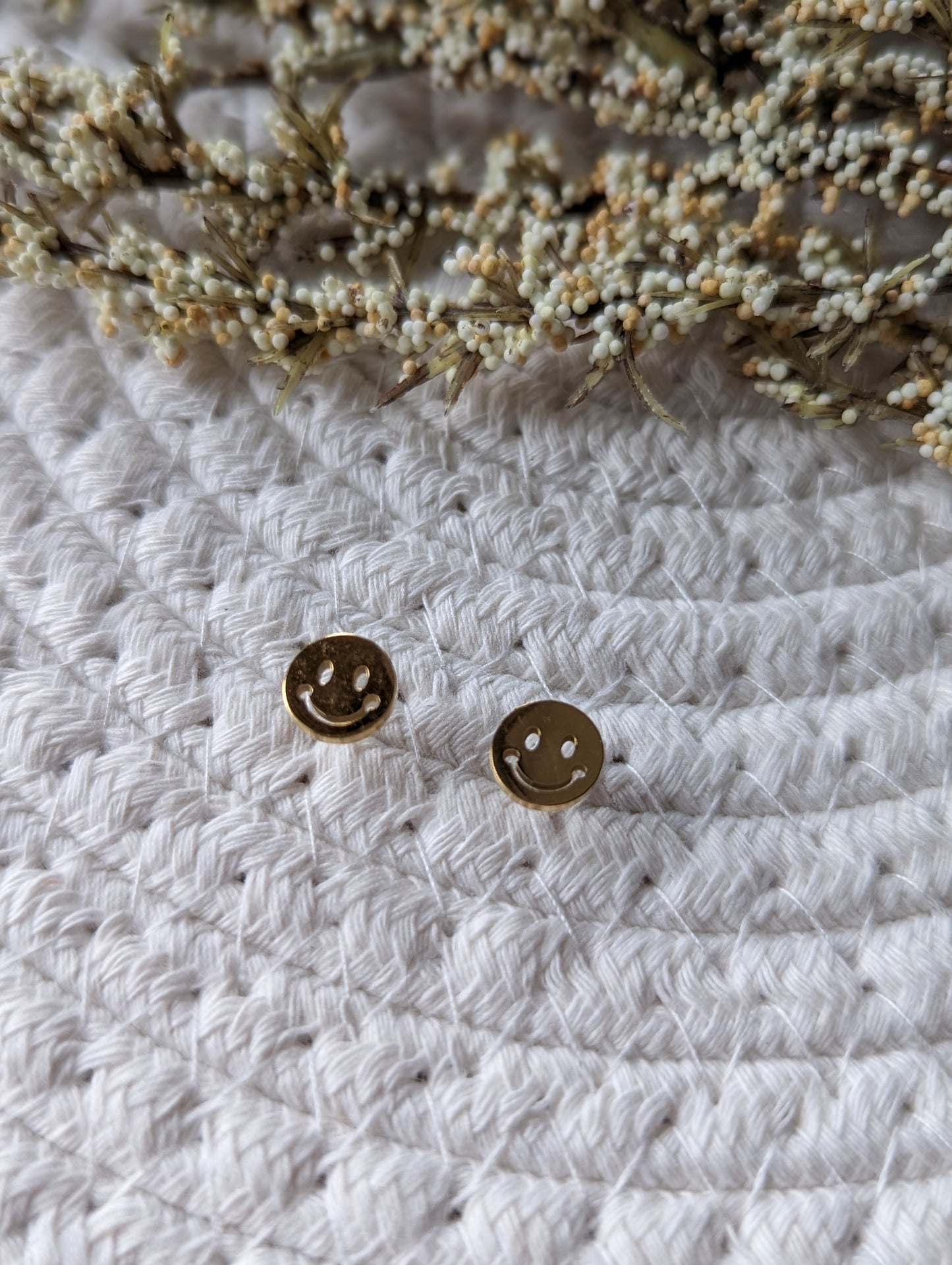 Boucles d'oreilles smiley // happy face stud earrings // stainless steel earrings // minimalist jewelry // (bo-1827)