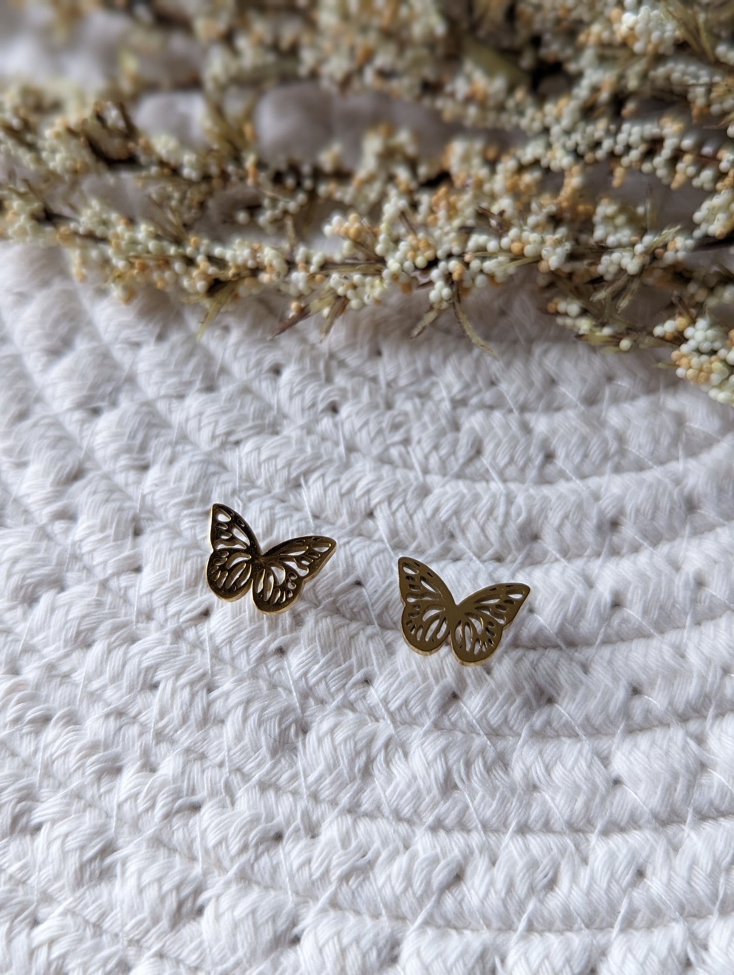 Boucles d'oreilles papillon // butterfly stud earrings // stainless steel earrings // minimalist jewelry // (bo-1828)