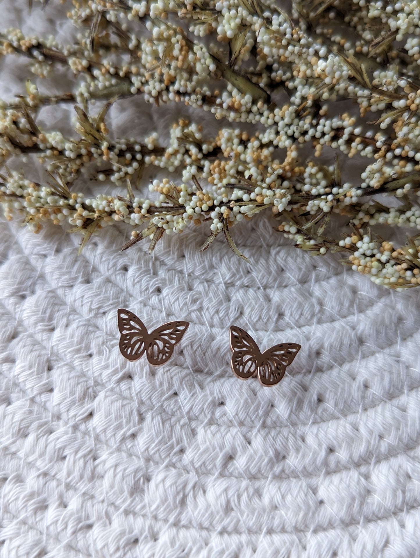 Boucles d'oreilles papillon // butterfly stud earrings // stainless steel earrings // minimalist jewelry // (bo-1828)