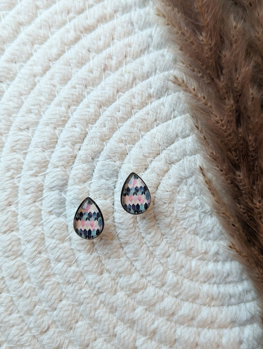 Petites merveilles geometrique rose // pink geometric teardrop earrings // Goutte d'eau // fait au quebec (BO-1685-G)