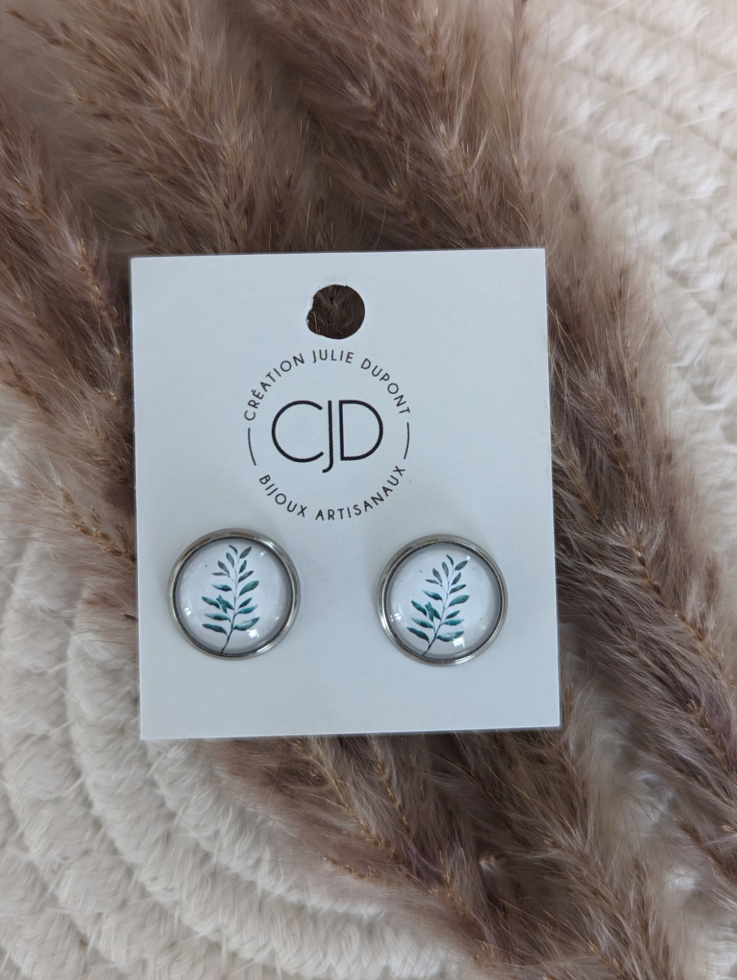 Petites merveilles eucalyptus // glass cabochon earrings // fait au quebec (BO-1417)