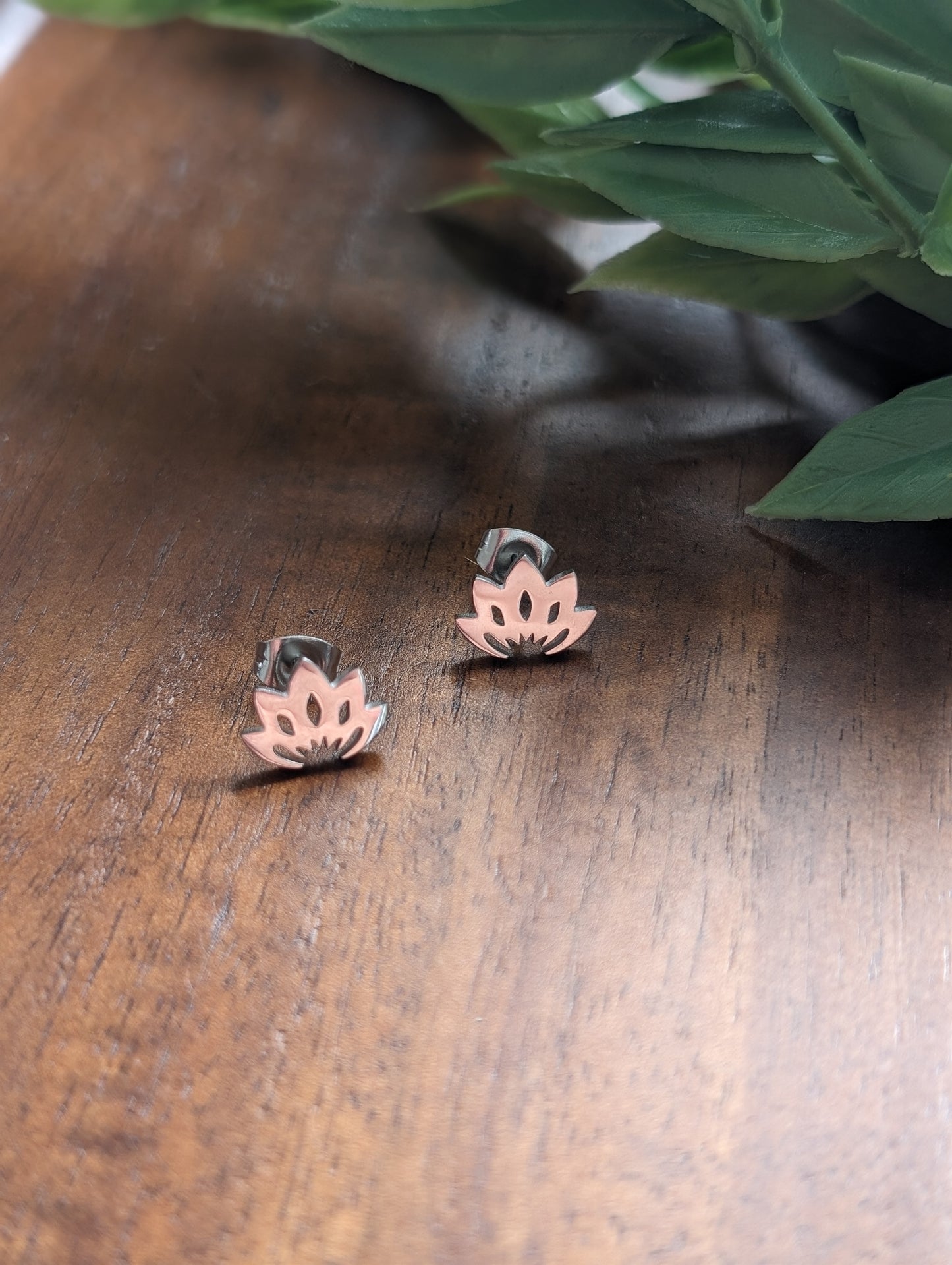 Boucles d'oreilles lotus // lotus stud earrings // stainless steel earrings // minimalist jewelry // (bo-1829)