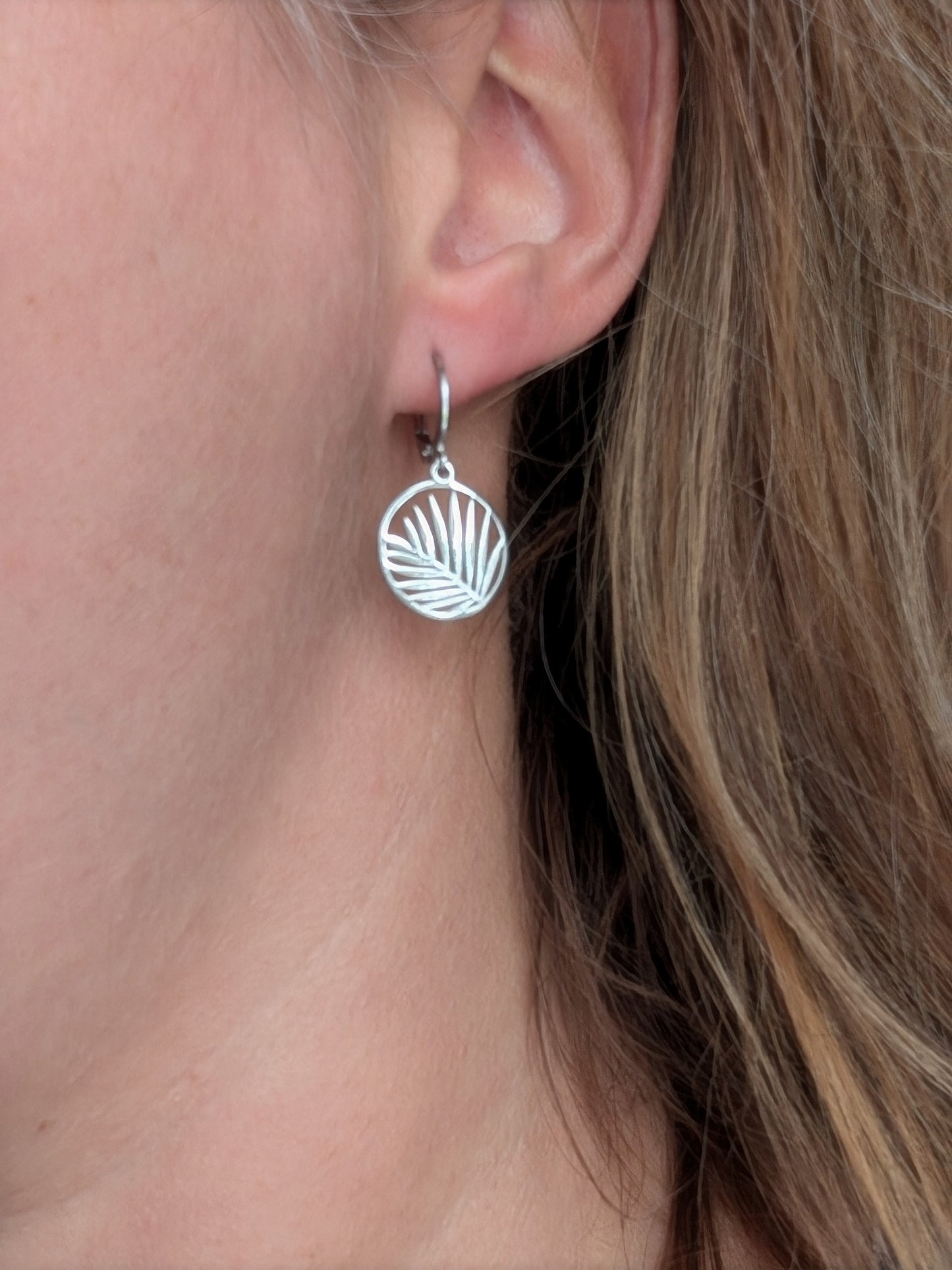 Boucles d'oreilles minimalistes feuille palmier  en acier inoxydable (BO-1860)