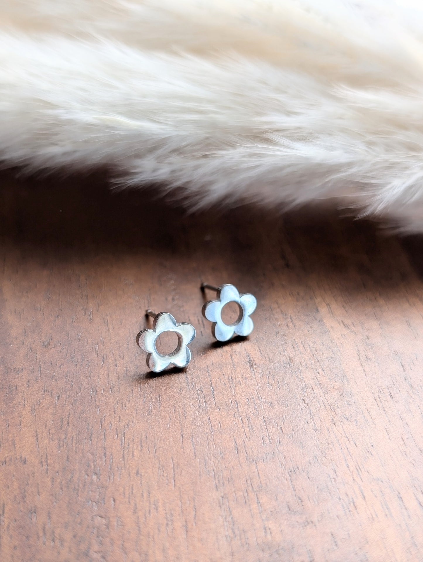 Boucles d'oreilles fleur // flower stud earrings // stainless steel earrings // minimalist jewelry (BO-1890)