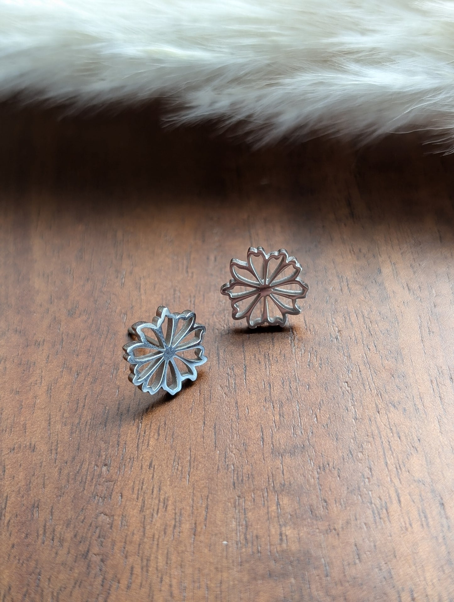 Boucles d'oreilles fleur acier inoxydable // flower stud earrings // stainless steel earrings // minimalist jewelry // (bo-1874)