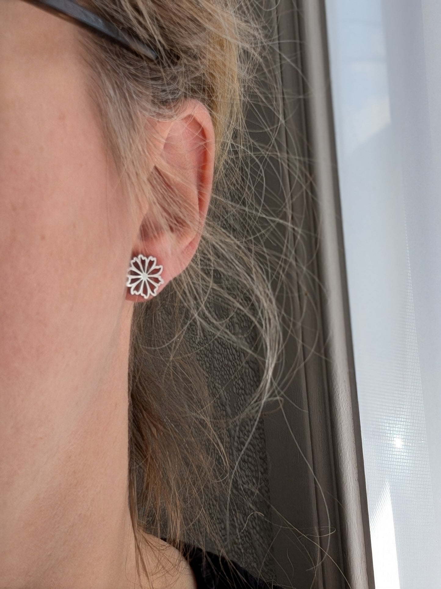 Boucles d'oreilles fleur acier inoxydable // flower stud earrings // stainless steel earrings // minimalist jewelry // (bo-1874)