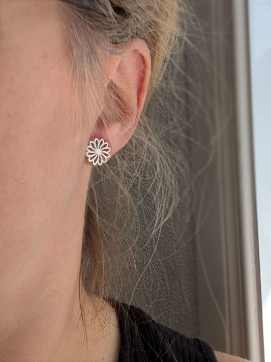 Boucles d'oreilles marguerite acier inoxydable // daisy stud earrings // stainless steel earrings // minimalist jewelry // (bo-1871)