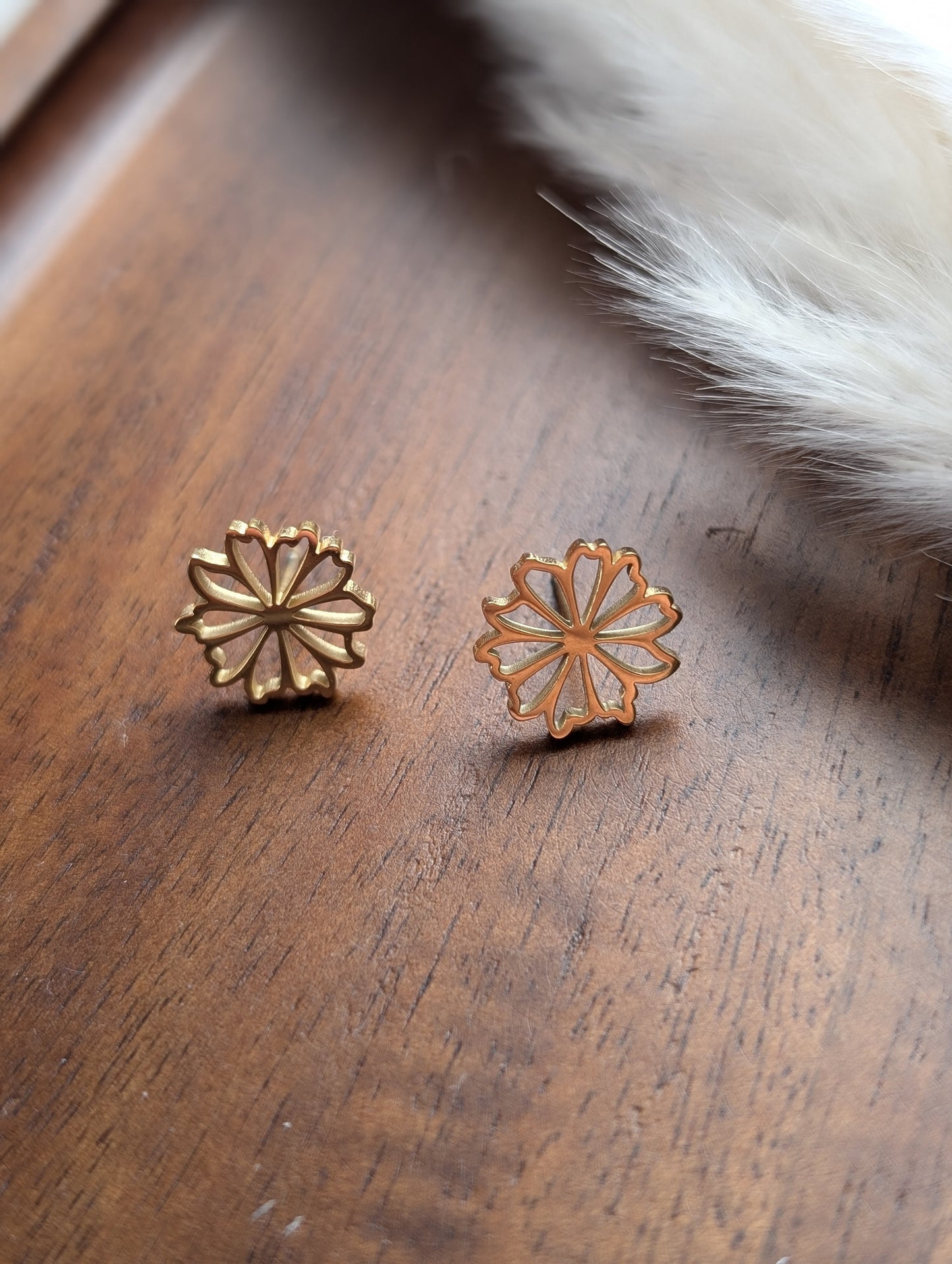 Boucles d'oreilles fleur acier inoxydable // flower stud earrings // stainless steel earrings // minimalist jewelry // (bo-1874)