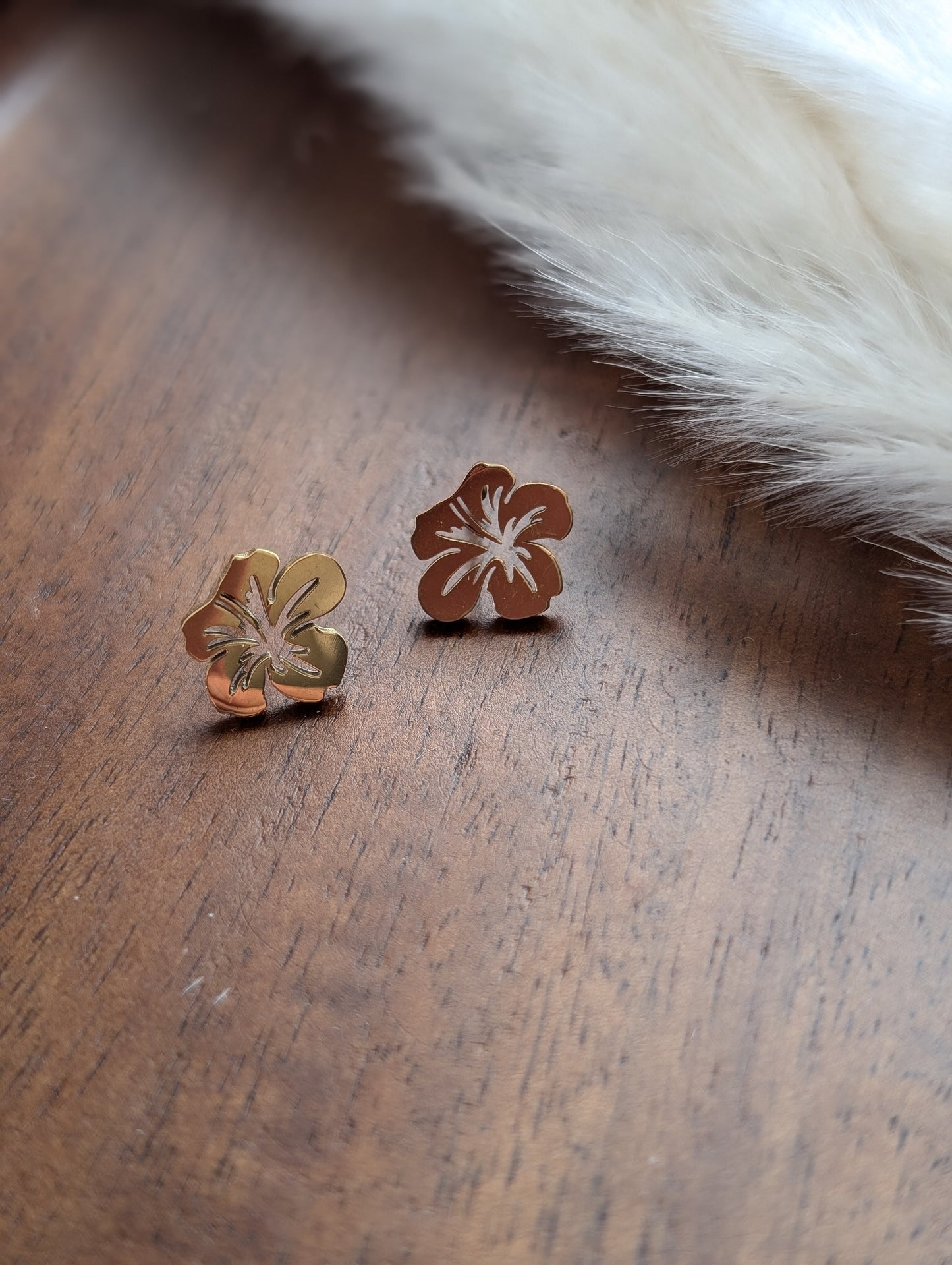 Boucles d'oreilles fleur tropicale acier inoxydable // tropical flower stud earrings // stainless steel earrings // minimalist jewelry // (bo-1872)