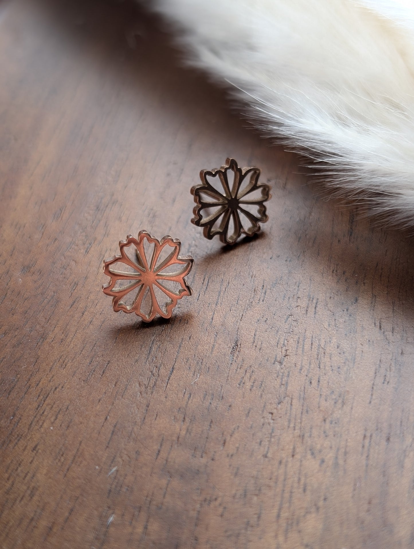 Boucles d'oreilles fleur acier inoxydable // flower stud earrings // stainless steel earrings // minimalist jewelry // (bo-1874)