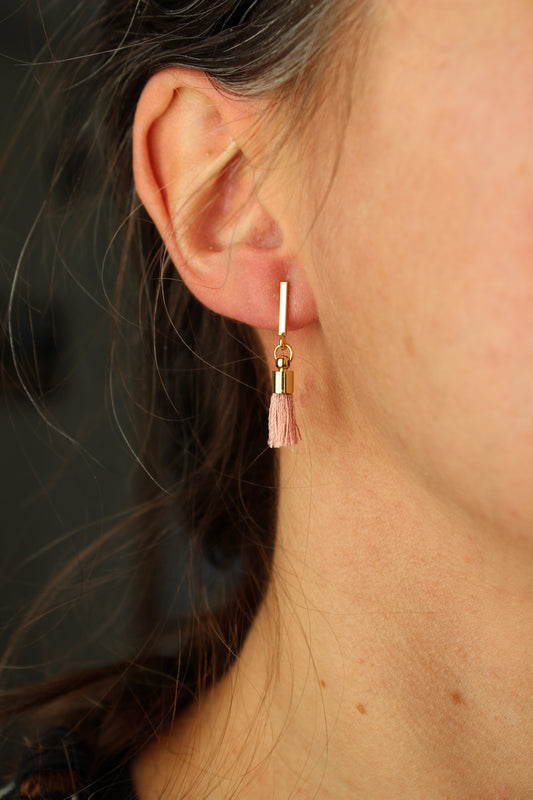 Boucles d'oreilles mini pompon  // tassel earrings //  minimaliste // cadeau pour elle // (bo-1510)