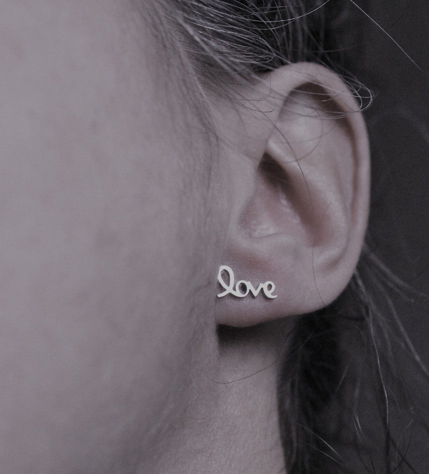 Boucles d'oreilles love // love stud earrings // stainless steel earrings // minimalist jewelry ) (bo-1622)