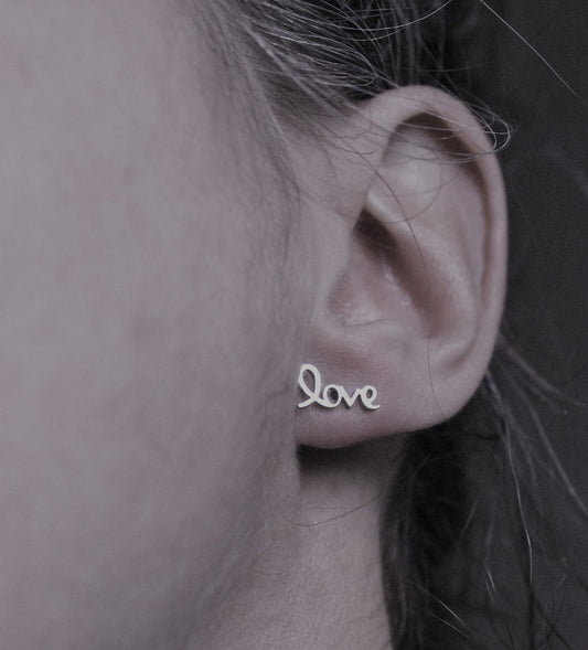 Boucles d'oreilles love // love stud earrings // stainless steel earrings // minimalist jewelry ) (bo-1622)