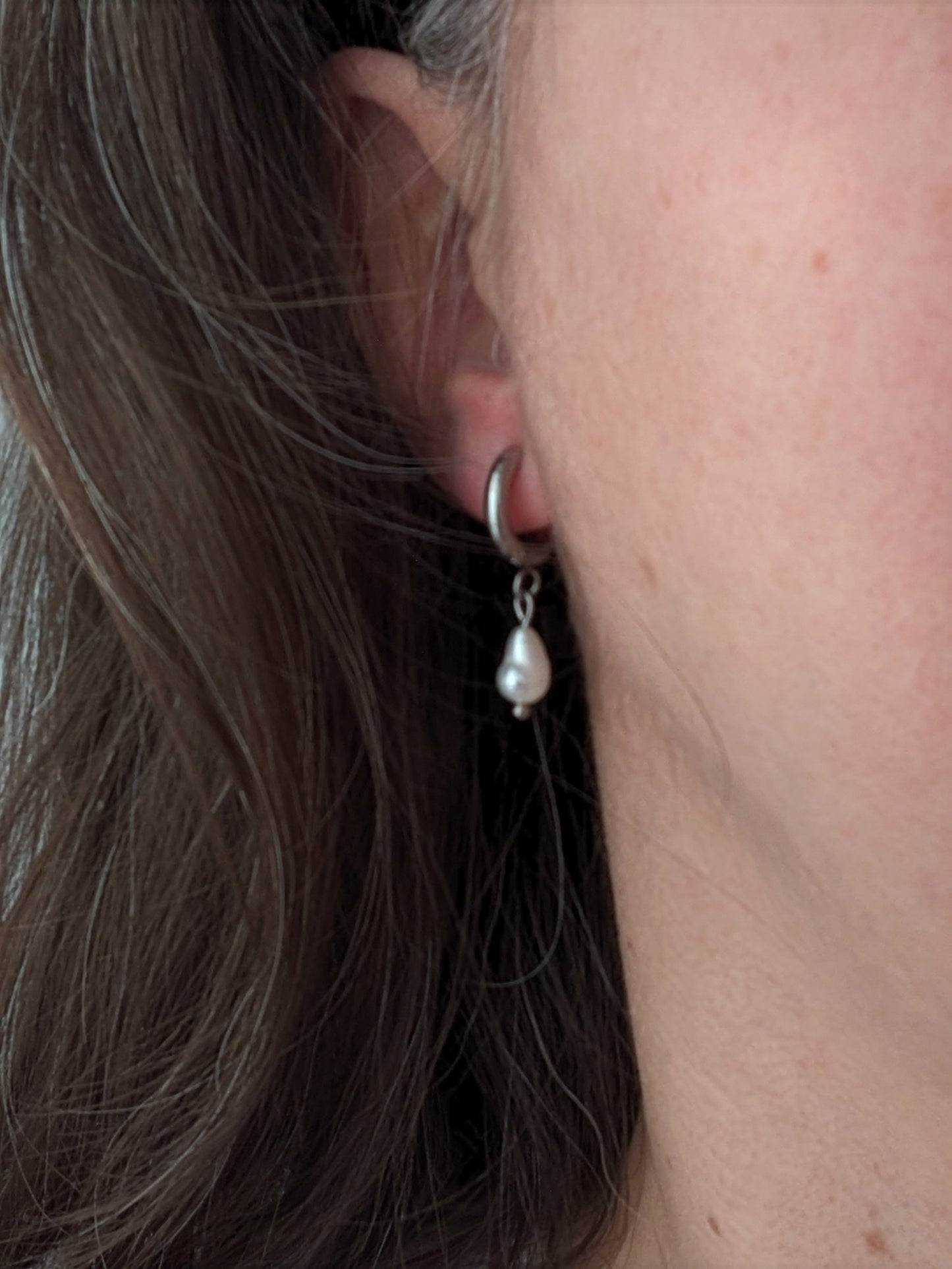 Boucles d'oreilles Huggies et perle d'eau douce (BO-1848)