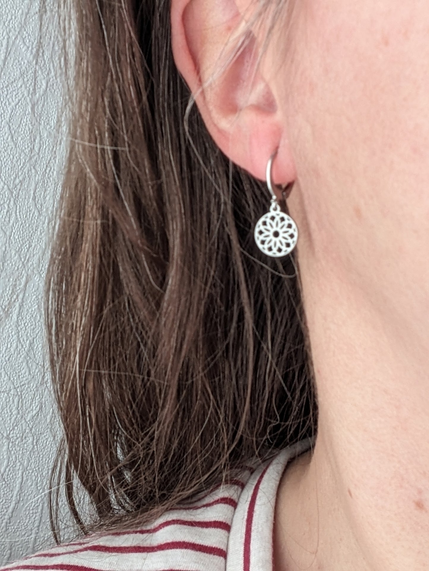 Boucles d'oreilles minimalistes mandala en acier inoxydable (BO-1831)