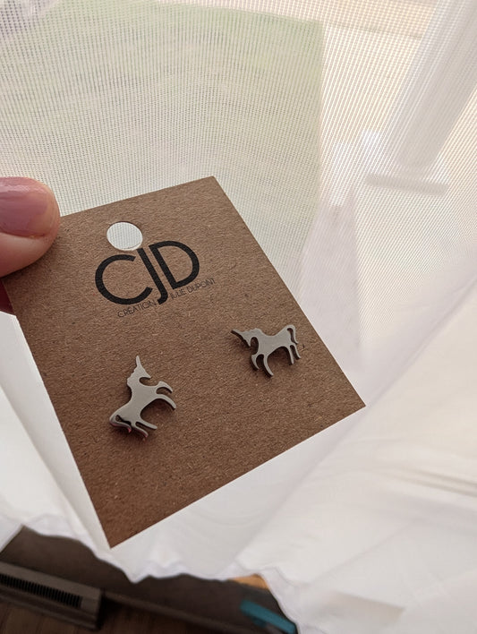 Boucles d'oreilles licorne // Unicorn stud earrings // stainless steel earrings // minimalist jewelry )